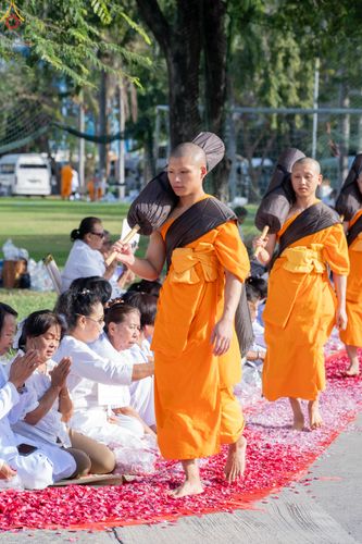 ภาพ No.287800:วันที่ 3 มกราคม พ.ศ. 2569 พิธีต้อนรับพระธรรมยาตรา ครั้งที่ 2 (ภาพชุดที่ 2) ในโครงการธรรมยาตรา กตัญญูบูชา มหาปูชนียาจารย์ พระมงคลเทพมุนี(สด จนฺทสโร) พระผู้ปราบมาร อนุสรณ์สถาน 7 แห่ง ปีที่ 14 ณ อนุสรณ์สถานมหาวิหารพระมงคลเทพมุนี (โลตัสแลนด์) อ.สองพี่น้อง จ.