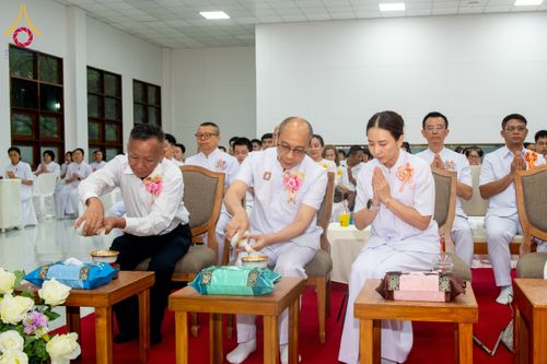 ภาพ No.315864:วันพฤหัสบดีที่ 26 มีนาคม พ.ศ. 2569 พิธีบำเพ็ญกุศล คุณพ่อณรงค์ จินตมากุล  สิริอายุ 99 ปี 11 เดือน โยมบิดา พระครูปลัดรัตนวีรวัฒน์ (รังสฤษดิ์ อิทฺธิจินตโก) ที่ปรึกษาเจ้าคณะจังหวัดปทุมธานี เจ้าอาวาสวัดพระธรรมกาย  ณ ห้องปลูกศรัทธา 2 วัดพระธรรมกาย ปทุมธานี