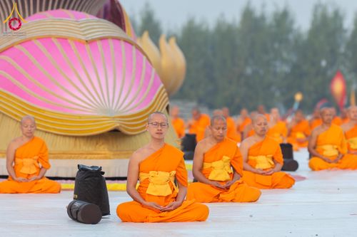 ภาพ No.299796:วันที่ 19 มกราคม พ.ศ.2569 พระธรรมยาตราปฏิบัติธรรมและถ่ายภาพหมู่ประวัติศาสตร์ ณ อนุสรณ์สถานลำดับที่ 5 สถานที่เผยแผ่วิชชาธรรมกายครั้งแรก  อนุสรณ์สถานบางปลาวัดบางปลา อ.บางเลน จ.นครปฐม ในโครงการธรรมยาตรา กตัญญูบูชา มหาปูชนียาจารย์ พระมงคลเทพมุนี(สด จนฺทสโร) 