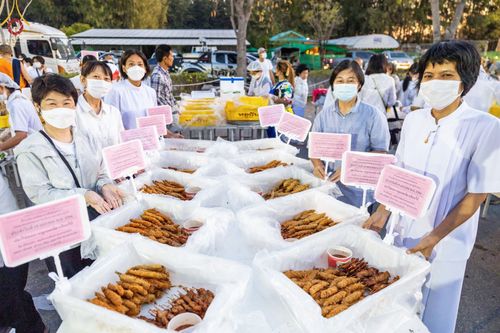 ภาพ No.71332:พิธีถวายภัตตาหารเป็นสังฆทาน แด่คณะพระธรรมยาตราฯ ในโครงการธรรมยาตรากตัญญูบูชา มหาปูชนียาจารย์ พระมงคลเทพมุนี(สด จนฺทสโร) พระผู้ปราบมาร อนุสรณ์สถาน 7 แห่ง ปีที่ 11 วันที่ 15 มกราคม พ.ศ. 2566