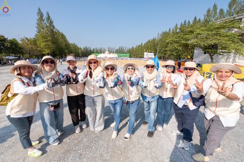 ภาพ No.300641:ภาพเบื้องหลังอาสาสมัครรวมใจ ชุดที่ 3 ในโครงการธรรมยาตรา กตัญญูบูชา มหาปูชนียาจารย์ พระมงคลเทพมุนี(สด จนฺทสโร) พระผู้ปราบมาร อนุสรณ์สถาน 7 แห่ง ปีที่ 14