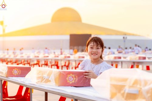 ภาพ No.322741:วันที่ 15-18 เมษายน พ.ศ.2569 การเเตรียมโต๊ะฉัน , เตรียมจุดพักค้าง , เรียงเก้าอี้ , เรียงกล่องไทยธรรม  เพื่องานถวายมหาสังฆทาน 40,000 กว่าวัดทั่วประเทศ วันคุ้มครองโลก 22 เมษายน พ.ศ.2569 วัดพระธรรมกาย