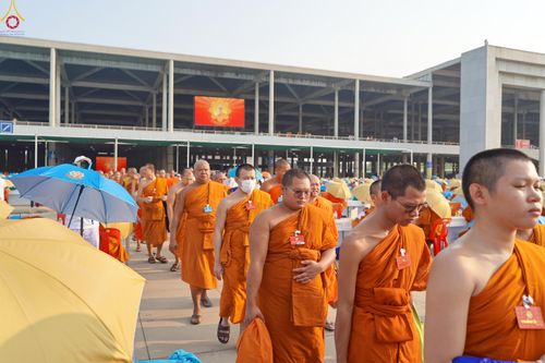 ภาพ No.324457:วันที่ 22 เมษายน พ.ศ.2569 (วันคุ้มครองโลก) งานถวายมหาสังฆทาน 40,000 กว่าวัดทั่วประเทศ บรรยากาศพระสังฆาธิการและสาธุชน  เดินทางเข้าลานธรรม วัดพระธรรมกาย