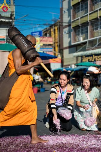 ภาพ No.106159:พิธีต้อนรับพระธรรมยาตรา ชุด 2 ในโครงการธรรมยาตรากตัญญูบูชา มหาปูชนียาจารย์  พระมงคลเทพมุนี(สด จนฺทสโร) พระผู้ปราบมาร  อนุสรณ์สถาน 7 แห่ง ปีที่ 12  วันที่ 3 มกราคม พ.ศ. 2567  ณ อนุสรณ์สถานโลตัสแลนด์ จ.สุพรรณบุรี