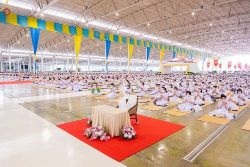 ภาพ No.65182:พิธีบูชาข้าวพระ และสาธุชนปฏิบัติธรรมร่วมกัน ในวันอาทิตย์ต้นเดือนที่ 4 ธันวาคม พ.ศ. 2565 ณ วัดพระธรรมกาย จ.ปทุมธานี