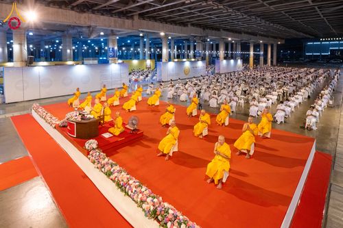 ภาพ No.286764:วันอาสาฬหบูชา วันพฤหัสบดีที่ 10 กรกฏาคม พ.ศ.2568  พิธีเวียนประทักษิณรอบพระมหาธรรมกายเจดีย์ , พิธีฉลองชัยสวดมนต์บทธัมมจักกัปปวัตตนสูตร ครบ 7,520,000,000 จบ ณ มหารัตนวิหารคด วัดพระธรรมกาย