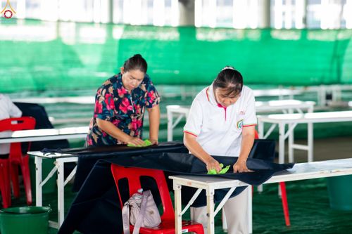 ภาพ No.322397:วันที่ 16 เมษายน พ.ศ.2569 การจัดเตรียมเบาะรองนอน เช็ดทำความสะอาด  เพื่องานถวายมหาสังฆทาน 40,000 กว่าวัดทั่วประเทศ วันคุ้มครองโลก 22 เมษายน พ.ศ.2569 วัดพระธรรมกาย