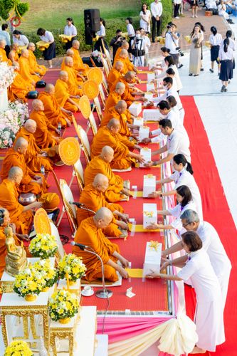 ภาพ No.318051:วันเสาร์ที่ 4 เมษายน พ.ศ. 2569 งานทำบุญเมืองใจกลางอยุธยา  ตักบาตรพระ 1,109 รูป ณ ถนนชีกุน หน้าวัดมหาธาตุ และวัดราชบูรณะ