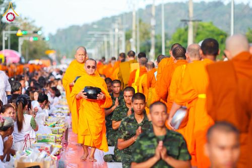 ภาพ No.281529:วันอาทิตย์ที่ 28 ธันวาคม พ.ศ.2568 ตักบาตรพระ 1000 รูป ปีที่ 1 ทำบุญเมืองสตูลส่งท้ายปี ณ หน้าโรงเรียนสตูลวิทยา จ.สตูล