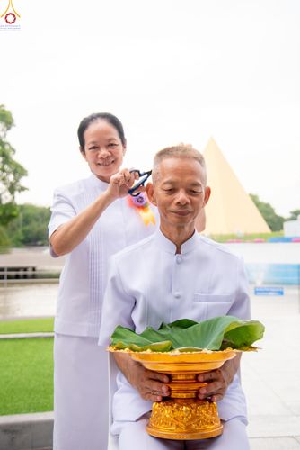 ภาพ No.330525:วันที่ 30 พฤษภาคม พ.ศ.2569 พิธีตัดปอยผมและปลงผม อุบาสกอุปสมบทอุทิศชีวิต 11 ท่าน (ภาพชุดที่ 2) ณ โบสถ์พระไตรปิฎก วัดพระธรรมกาย จังหวัดปทุมธานี