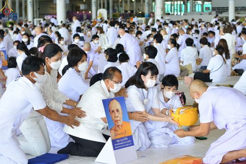 ภาพ No.63919:พิธีขอขมาและมอบผ้าไตรแด่นาคธรรมทายาท โครงการอุปสมบทบูชาธรรมมหาปูชนียาจารย์ วันอาทิตย์ที่ 20 พฤศจิกายน พ.ศ. 2565