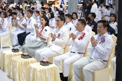 ภาพ No.284172:วันเสาร์ที่ 20 ธันวาคม พ.ศ.2568  พิธีตักบาตรพระ 10,000 รูป เนื่องในโอกาส 194 ปี จังหวัดกาญจนบุรี และอุทิศส่วนกุศลให้แด่บรรพชนทั้งหลาย บริเวณถนนสองแคว (Skywalk) เมืองกาญจนบุรี