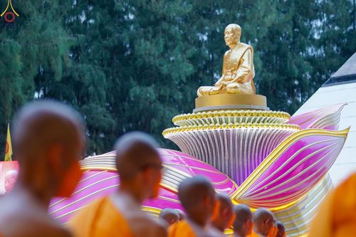 ภาพ No.69467:พิธีจุดประทีปถวายเป็นพุทธบูชา และบูชาธรรมมหาปูชนียาจารย์ ในโครงการธรรมยาตรากตัญญูบูชา มหาปูชนียาจารย์ พระมงคลเทพมุนี(สด จนฺทสโร) พระผู้ปราบมาร ปีที่ 11 ณ อนุสรณ์สถานมหาวิหารพระมงคลเทพมุนี อ.สองพี่น้อง จ.สุพรรณบุรี