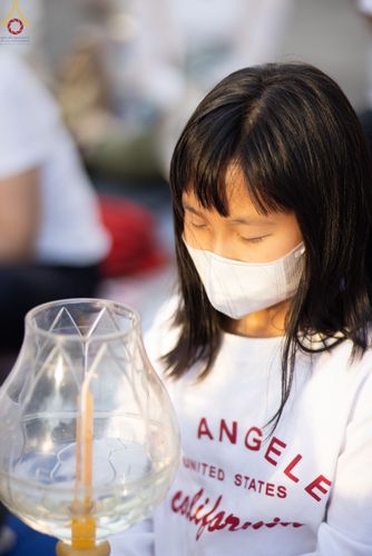 ภาพ No.73408:พิธีจุดประทีปถวายเป็นพุทธบูชา และบูชาธรรมมหาปูชนียาจารย์ ในโครงการธรรมยาตรากตัญญูบูชา มหาปูชนียาจารย์ พระมงคลเทพมุนี(สด จนฺทสโร) พระผู้ปราบมาร ปีที่ 11 ณ อนุสรณ์สถานลำดับที่ 4 สถานที่เกิดด้วยกายธรรม วัดโบสถ์ (บน) บางคูเวียง อ.บางกรวย จ.นนทบุรี วันที่ 21 