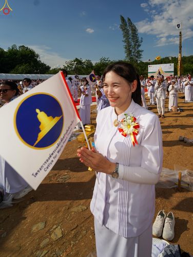 ภาพ No.331694:วันพุธที่ ๓ มิถุนายน พ.ศ.๒๕๖๙ พิธีทอดผ้าป่า ปฏิบัติธรรมกลั่นแผ่นดิน พิธีโปรยรัตนชาติ  และ พิธีตอกเสาเข็ม มงคลต้นแรก สถาปนา "องค์พระเจดีย์เพื่อสร้างสันติภาพโลก"  องค์แรก ครั้งแรกของลำปาง ประตูสู่ภาคเหนือ  ณ ศูนย์ปฏิบัติธรรมเถินเทิดธรรม อ.เถิน จ.ลำปาง