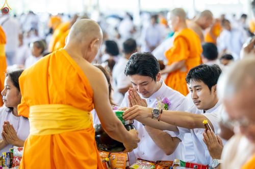 ภาพ No.327933:วันที่ 3 พฤษภาคม พ.ศ.2569 พิธีตักบาตร ข้าวสารอาหารแห้ง ณ บ้านแก้วเรือนทองคุณยายอาจารย์ฯ วัดพระธรรมกาย
