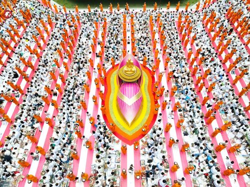 พิธีตักบาตรพระธรรมยาตราฯ ในโครงการธรรมยาตรากตัญญูบูชา มหาปูชนียาจารย์ พระมงคลเทพมุนี(สด จนฺทสโร) พระผู้ปราบมาร ปีที่ 11 ณ อนุสรณ์สถานลำดับที่ 1 สถานที่เกิดด้วยรูปกายเนื้อ อนุสรณ์สถานมหาวิหารพระมงคลเทพมุนี อ.สองพี่น้อง จ.สุพรรณบุรี