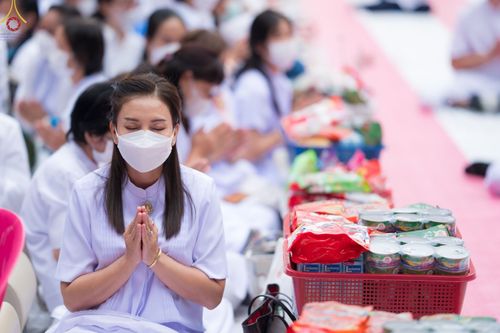 ภาพ No.69699:พิธีตักบาตรพระธรรมยาตราฯ ในโครงการธรรมยาตรากตัญญูบูชา มหาปูชนียาจารย์ พระมงคลเทพมุนี(สด จนฺทสโร) พระผู้ปราบมาร ปีที่ 11 ณ อนุสรณ์สถานลำดับที่ 1 สถานที่เกิดด้วยรูปกายเนื้อ อนุสรณ์สถานมหาวิหารพระมงคลเทพมุนี อ.สองพี่น้อง จ.สุพรรณบุรี