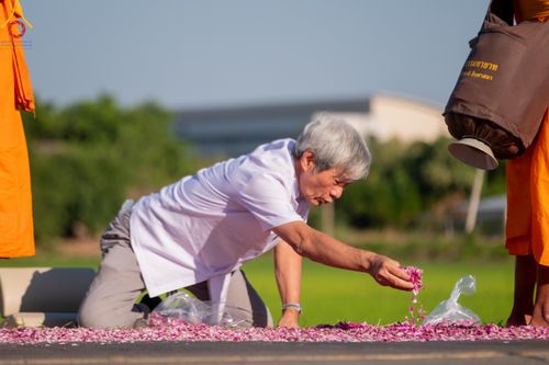 ภาพ No.105675:พิธีต้อนรับพระธรรมยาตรา ในโครงการธรรมยาตรากตัญญูบูชา มหาปูชนียาจารย์ พระมงคลเทพมุนี(สด จนฺทสโร) พระผู้ปราบมาร อนุสรณ์สถาน 7 แห่ง ปีที่ 12 วันที่ 3 มกราคม พ.ศ. 2567 ณ อนุสรณ์สถานโลตัสแลนด์ จ.สุพรรณบุรี