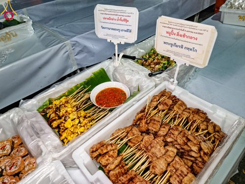 ภาพ No.106333:พิธีถวายภัตตาหารเป็นสังฆทาน แด่คณะพระธรรมยาตราฯ ในโครงการธรรมยาตรากตัญญูบูชา มหาปูชนียาจารย์ พระมงคลเทพมุนี(สด จนฺทสโร) พระผู้ปราบมาร อนุสรณ์สถาน 7 แห่ง ปีที่ 12 วันที่ 5 มกราคม พ.ศ. 2567 ณ อนุสรณ์สถานโลตัสแลนด์ จ.สุพรรณบุรี