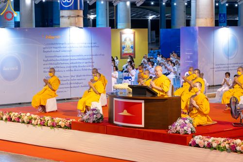 ภาพ No.86494:วันธรรมชัย ปีที่ 55 พิธีทอดผ้าป่ากฐินสมทบครั้งที่1, พิธีเจริญพุทธมนต์ ลูกนิมิตมหาสมบัติฯ พิธีจุดประทีป,พิธีฉลองชัยสวดมนต์บทธัมมจักกัปปวัตนสูตร วันอาทิตย์ที่ 27 สิงหาคม พ.ศ.2566 ณ สภาธรรมกายสากล / มหารัตนวิหารคด วัดพระธรรมกาย