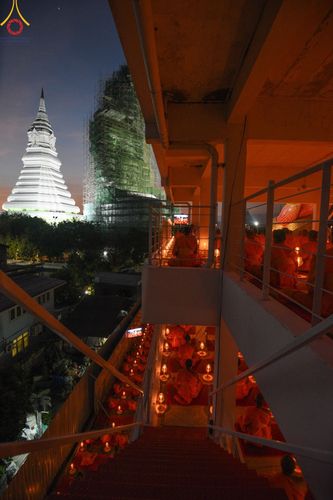 ภาพ No.201749:พิธีจุดประทีปถวายเป็นพุทธบูชา และบูชาธรรมมหาปูชนียาจารย์ ณ อาคารธรรมยาตรา กตัญญูบูชามหาปูชนียาจารย์ ตรงข้ามวัดปากน้ำภาษีเจริญ จ.กรุงเทพมหานคร ในโครงการธรรมยาตรา กตัญญูบูชา มหาปูชนียาจารย์ พระมงคลเทพมุนี(สด จนฺทสโร) พระผู้ปราบมาร อนุสรณ์สถาน 7 แห่ง