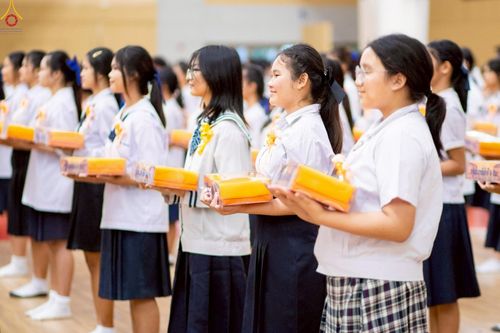 ภาพ No.246096:วันเสาร์ที่ 13 กันยายน พ.ศ. 2568 พิธีมอบผ้าไตรประธานกฐินสัมฤทธิ์เด็กดี V-Star ณ สภาธรรมกายสากล วัดพระธรรมกาย