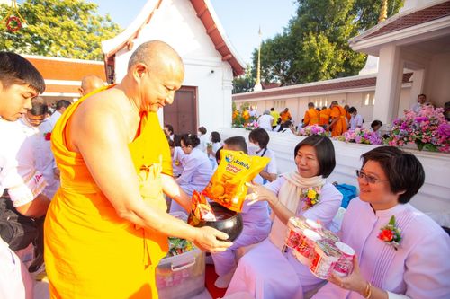 ภาพ No.197817:พิธีตักบาตรพระธรรมยาตรา ณ อนุสรณ์สถานลำดับที่ 4 สถานที่เกิดด้วยกายธรรม วัดโบสถ์(บน) ต.บางคูเวียง จ.นนทบุรี ในโครงการธรรมยาตรา กตัญญูบูชา มหาปูชนียาจารย์ พระมงคลเทพมุนี(สด จนฺทสโร) พระผู้ปราบมาร อนุสรณ์สถาน 7 แห่ง ปีที่ 13 วันที่ 19 มกราคม พ.ศ. 2568