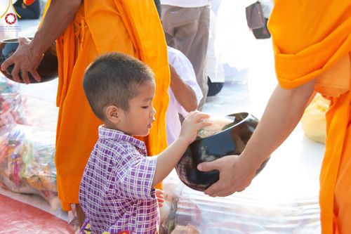 ภาพ No.116218:พิธีตักบาตรพระธรรมยาตรา ณ อนุสรณ์สถานลำดับที่ 4 สถานที่เกิดด้วยกายธรรม วัดโบสถ์(บน) จ.นนทบุรี วันที่ 21 มกราคม พ.ศ. 2567
