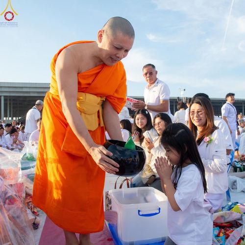 ภาพ No.187914:พิธีตักบาตรฉลองพระใหม่ ต้อนรับพุทธศักราช 2568 ณ ลานธรรมพระมหาธรรมกายเจดีย์ วัดพระธรรมกาย จ.ปทุมธานี วันที่ 1 มกราคม พ.ศ. 2568