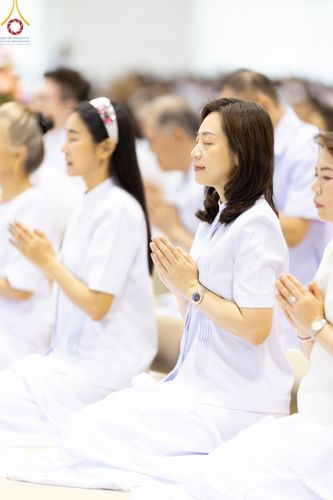 ภาพ No.139244:พิธีตักบาตร , พิธีบูชาข้าวพระ ณ ห้องแก้วสารพัด 1 สภาธรรมกายสากล วัดพระธรรมกาย วันอาทิตย์ต้นเดือนที่ 2 มิถุนายน พ.ศ. 2567