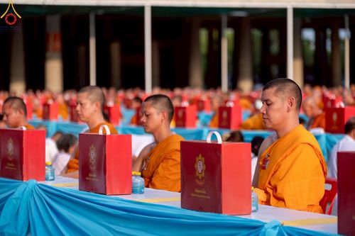 ภาพ No.221739:วันอังคารที่ 22 เมษายน พ.ศ. 2568 ภาพพิธีถวายมหาสังฆทานคณะสงฆ์ 40,000 กว่าวัดทั่วประเทศ เนื่องในวันคุ้มครองโลก ชุดที่ 2 (ปลื้มให้สมการรอคอย) ณ ลานธรรมพระมหาธรรมกายเจดีย์ วัดพระธรรมกาย