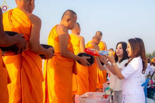 ภาพ No.201206:พิธีตักบาตรพระธรรมยาตรา ณ อนุสรณ์สถานลำดับที่ 5 สถานที่เผยแผ่วิชชาธรรมกายครั้งแรก อนุสรณ์สถานบางปลา วัดบางปลา อำเภอบางเลน จังหวัดนครปฐม ในโครงการธรรมยาตรา กตัญญูบูชา มหาปูชนียาจารย์ พระมงคลเทพมุนี(สด จนฺทสโร) พระผู้ปราบมาร อนุสรณ์สถาน 7 แห่ง ปีที่ 13