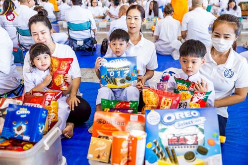 ภาพ No.215186:วันอาทิตย์ต้นเดือนที่ 6 เมษายน พ.ศ. 2568 พิธีตักบาตรข้าวสารอาหารแห้ง ณ บ้านแก้วเรือนทองคุณยาย สภาธรรมกายสากล วัดพระธรรมกาย