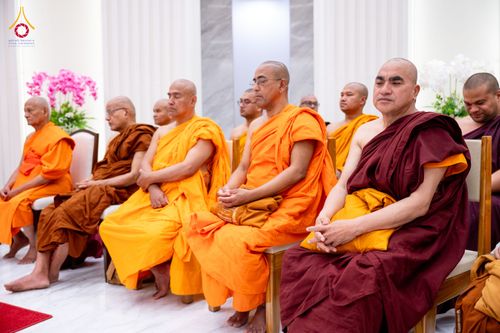 ภาพ No.325540:วันที่ 23 เมษายน พ.ศ.2569 หลวงพ่อทัตตชีโว รองเจ้าอาวาสวัดพระธรรมกาย ถวายการต้อนรับและปฏิสันถารคณะสงฆ์เมียนมาร์และเนปาล