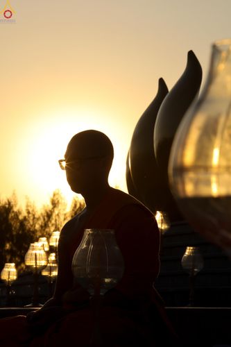 ภาพ No.302101:วันที่ 23 มกราคม พ.ศ. 2569 พิธีจุดประทีปธรรมถวายเป็นพุทธบูชา และบูชาธรรมมหาปูชนียาจารย์  ณ อนุสรณ์สถานลำดับที่ 5 สถานที่เผยแผ่วิชชาธรรมกายครั้งแรก อนุสรณ์สถานบางปลา วัดบางปลา อำเภอบางเลน จังหวัดนครปฐม ในโครงการธรรมยาตรา กตัญญูบูชา มหาปูชนียาจารย์ พระมงคล