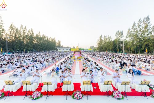 ภาพ No.292357:วันที่ 11 มกราคม พ.ศ. 2569 พิธีตักบาตรพระธรรมยาตรา ณ อนุสรณ์สถานคลองบางนางแท่น อ.สามพราน จ.นครปฐม ในโครงการธรรมยาตรา กตัญญูบูชา มหาปูชนียาจารย์ พระมงคลเทพมุนี(สด จนฺทสโร) พระผู้ปราบมาร อนุสรณ์สถาน 7 แห่ง ปีที่ 14