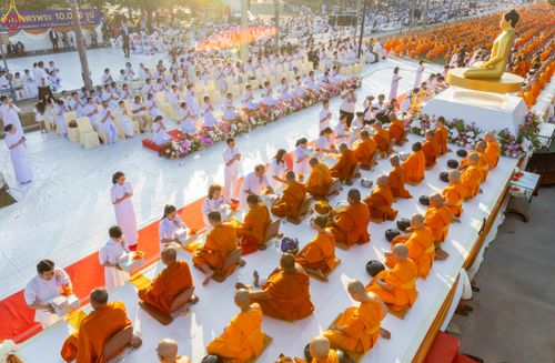 ภาพ No.282640:วันเสาร์ที่ 20 ธันวาคม พ.ศ.2568 พิธีตักบาตรพระ 10,000 รูป (ชุด 2) เนื่องในโอกาส 194 ปี จังหวัดกาญจนบุรี และอุทิศส่วนกุศลให้แด่บรรพชนทั้งหลาย บริเวณถนนสองแคว (Skywalk) เมืองกาญจนบุรี