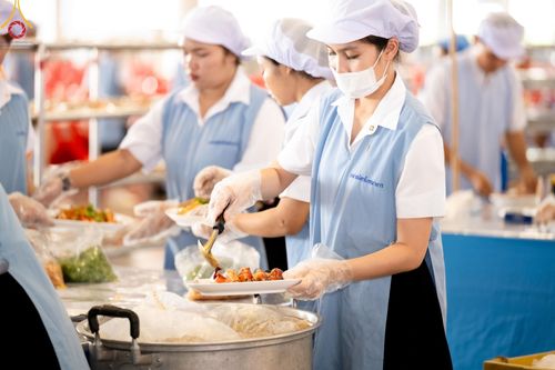 ภาพ No.60174:คณะสงฆ์ 10,000 กว่าวัดฉันภัตตาหารเพล ในวันคุ้มครองโลก วันจันทร์ที่ 22 เมษายน พ.ศ. 2567 ณ สภาธรรมกายสากล วัดพระธรรมกาย