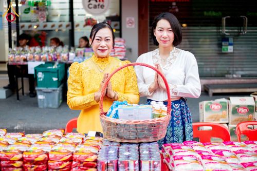 ภาพ No.180249:พิธีทำบุญตักบาตร ข้าวสารอาหารแห้ง แด่คณะสงฆ์ 99 รูป เนื่องในวันพ่อแห่งชาติ ปีที่ 50 ณ ศูนย์การค้าตลาดรังสิต ซ.รังสิต-ปทุมธานี 5 วันที่ 5 ธันวาคม พ.ศ. 2567