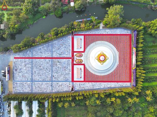 ภาพ No.109774:พิธีจุดประทีปถวายเป็นพุทธบูชา และบูชาธรรมมหาปูชนียาจารย์ วันที่ 10 มกราคม พ.ศ. 2567 ณ อนุสรณ์สถานคลองบางนางแท่น อ.สามพราน จ.นครปฐม