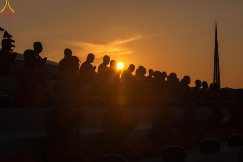 ภาพ No.187703:พิธีตักบาตรฉลองพระใหม่ ต้อนรับพุทธศักราช 2568 ณ ลานธรรมพระมหาธรรมกายเจดีย์ วัดพระธรรมกาย จ.ปทุมธานี วันที่ 1 มกราคม พ.ศ. 2568