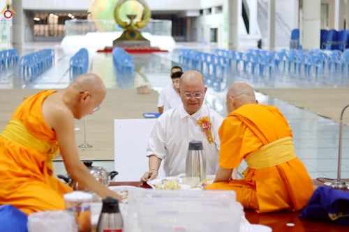 ภาพ No.229638:วันที่ 25 มิถุนายน พ.ศ. 2568 (แรม 15 ค่ำ เดือน 7) พิธีบุพเปตพลี ครั้งที่ 166 ร่วมอุทิศบุญแด่หมู่ญาติที่ล่วงลับไปแล้ว และสืบทอดอายุพระพุทธศาสนา ณ หอฉันคุณยายอาจารย์ฯ วัดพระธรรมกาย