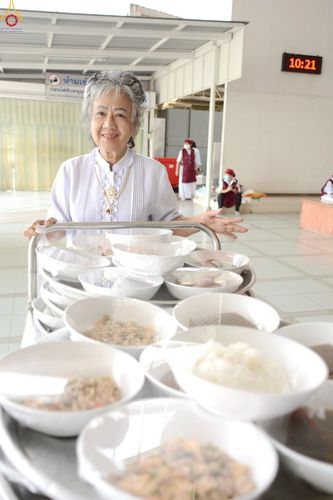 ภาพ No.248484:วันที่ 27 กันยายน พ.ศ. 2568 พิธีถวายเมนูสวรรค์เพื่อการบรรลุธรรม ณ หอฉันคุณยายอาจารย์ฯ วัดพระธรรมกาย