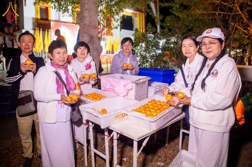 ภาพ No.195564:สาธุชนถวายภัตตาหารเป็นสังฆทาน แด่พระธรรมยาตรา ณ วัดสองพี่น้อง ต.ต้นตาล อ.สองพี่น้อง จ.สุพรรณบุรี ในโครงการธรรมยาตรา กตัญญูบูชา มหาปูชนียาจารย์ พระมงคลเทพมุนี(สด จนฺทสโร) พระผู้ปราบมาร อนุสรณ์สถาน 7 แห่ง ปีที่ 13 วันที่ 15 มกราคม พ.ศ. 2568