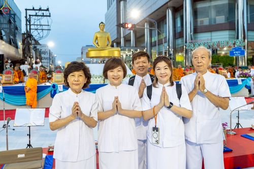 ภาพ No.237020:วันอาทิตย์ที่ 10 สิงหาคม พ.ศ. 2568 มหาสังฆทานครั้งยิ่งใหญ่ ตักบาตรพระ 10,000 รูป ถ.นิพัทธ์อุทิศ 3 ใจกลางนครหาดใหญ่ จ.สงขลา (ชุดที่ 2)