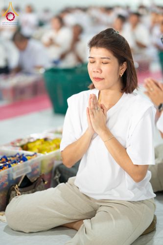 ภาพ No.61965:ตักบาตรฉลองสามเณรใหม่ มัชฌิมธรรมทายาท ณ วิหารคด คอร์ 9 วัดพระธรรมกาย วันที่ 15 เมษายน พ.ศ. 2567