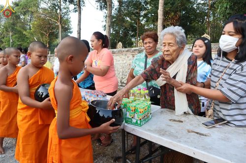 ภาพ No.61030:สามเณรออกบิณฑบาต และกิจกรรมอบรมสามเณร ในโครงการบรรพชาสามเณรฟื้นฟู พระพุทธศาสนาทั่วไทย ณ ศูนย์อบรมที่พักสงฆ์บ้านร่มเย็น จ.นราธิวาส วันที่ 2-15 เมษายน พ.ศ. 2567