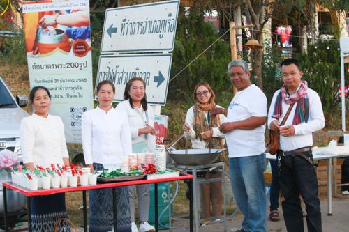 ภาพ No.106765:พิธีตักบาตรพระ ๒๐๐ รูป  "สร้างบุญใหญ่ ส่งท้ายปีเก่า ต้อนรับปีใหม่ ๒๕๖๗" วันอาทิตย์ที่ ๓๑ ธันวาคม ๒๕๖๖ ณ ถนนหน้าที่ว่าการอำเภอภูเรือ อำเภอภูเรือ จังหวัดเลย