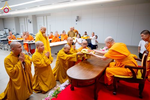 ภาพ No.222935:วันที่ 23 เมษายน พ.ศ. 2568 หลวงพ่อทัตตชีโวต้อนรับคณะสงฆ์ World Pec ณ อาคาร 100 ปี คุณยายมหารัตนอุบาสิกาจันทร์ ขนนกยูง วัดพระธรรมกาย